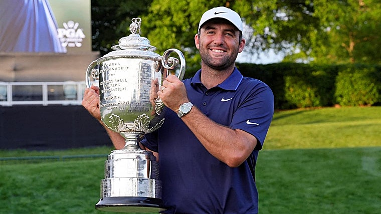 Scottie Scheffler, con el trofeo de la PGA